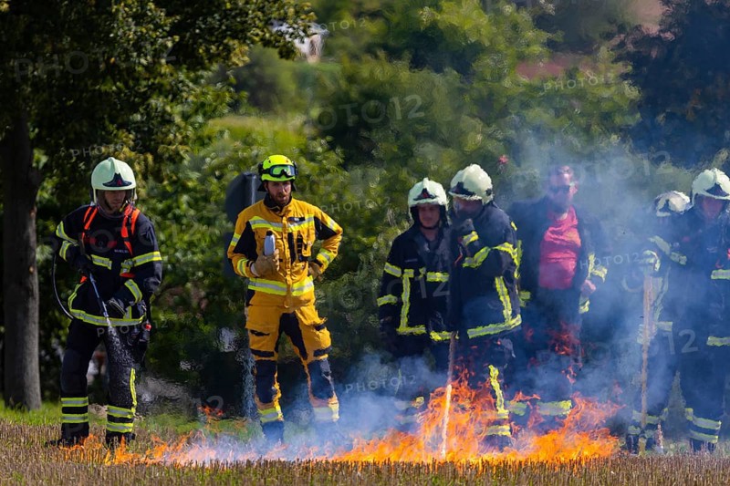 During controlled field fires, the firefighters were able to test various extinguishing methods, from the swatter to the jet pipe