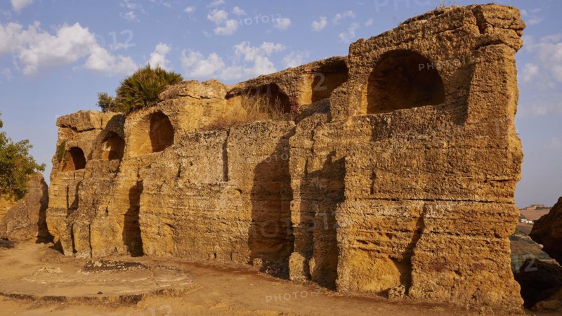 Evening light, Arcosoli, Byzantine tombs, rock tombs, valley of the temples, valle dei templi, Agrigento, Sicily, Italy, Europe