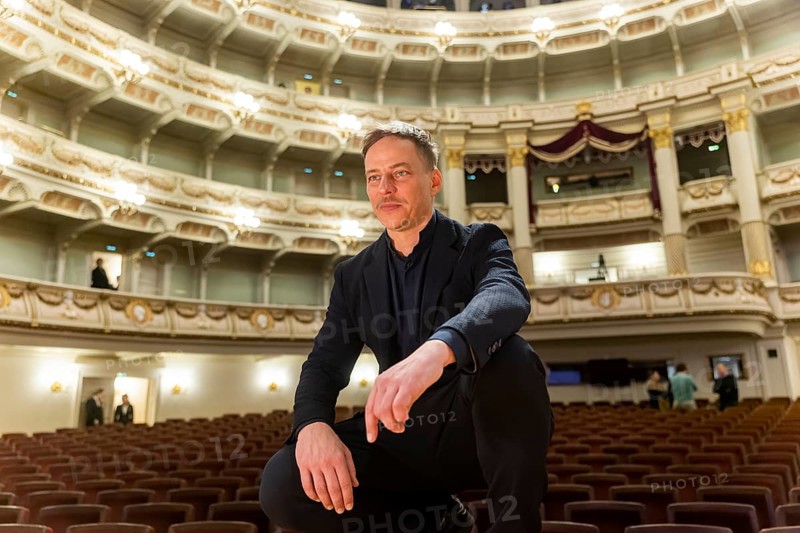 SemperOperaball is back! After a three-year break due to the pandemic, the Semper Opera will open its doors again on 23 February 2024 for the most beautiful night of the year . The ball will be hosted by Game of Thrones star Tom Wlaschiha