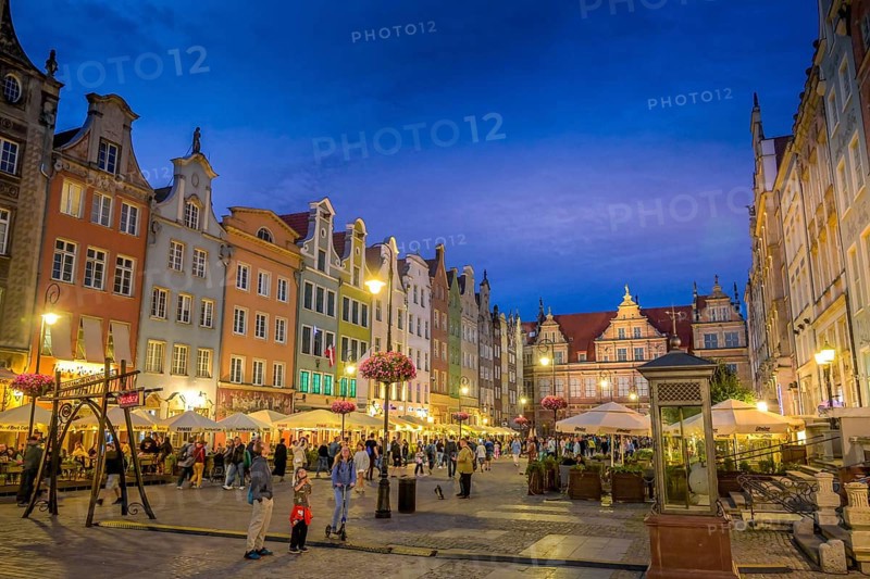 Tourists, patrician houses, Long Market, Old Town, Gdansk, Pomeranian Voivodeship, Poland, Europe