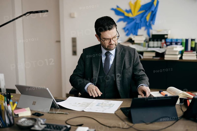 Marco Buschmann (FDP), Bundesminister der Justiz, aufgenommen im Rahmen eines Interview fue NBR in Berlin, 12.12.2023