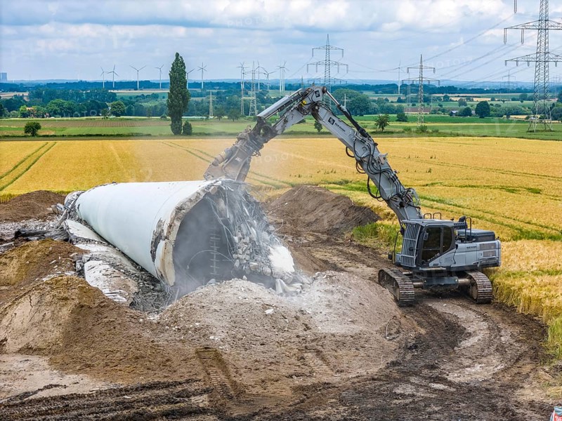 Demolished tower of a 20 year old wind turbine, in the Werl wind farm, 5 old Enercon E-66 turbines are demolished, 2 new Siemens SG6.6-170 wind turbines replace them, the 2 new wind turbines produce twice as much energy, 12 MW power, as the 5 old wind turbines, called repowering, demolition work, Werl, North Rhine-Westphalia, Germany, Europe