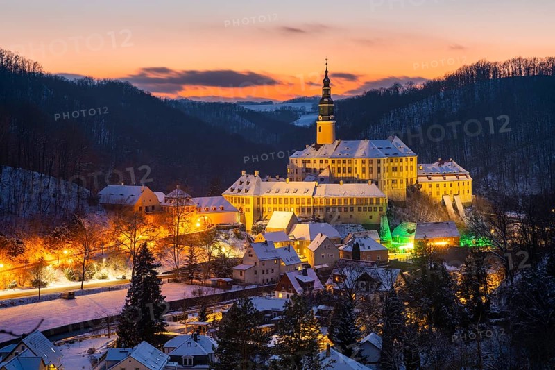Winter evening in the Müglitz valley, impressively illuminated Weesenstein Castle at the blue hour, Weesenstein, Saxony, Germany, Europe