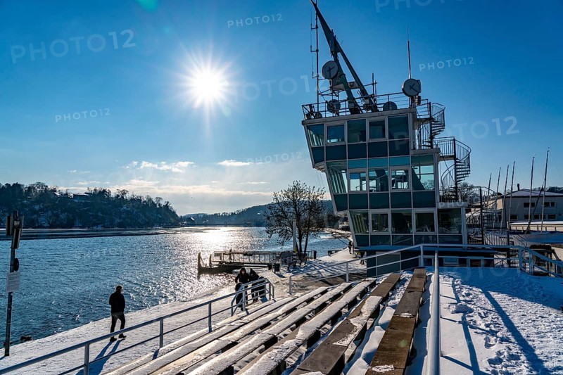 Winter in the Ruhr area, Lake Baldeney, snow-covered, partly frozen lake, regatta tower, grandstand area, Essen, North Rhine-Westphalia, Germany, Europe