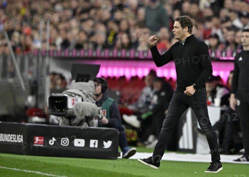 Coach Edin Terzic Borussia Dortmund BVB on the sidelines, gesture, gesture, fist, TV camera, logo, German Classico FC Bayern Munich FCB vs. Borussia Dortmund BVB, Allianz Arena, Munich, Bavaria, Germany, Europe