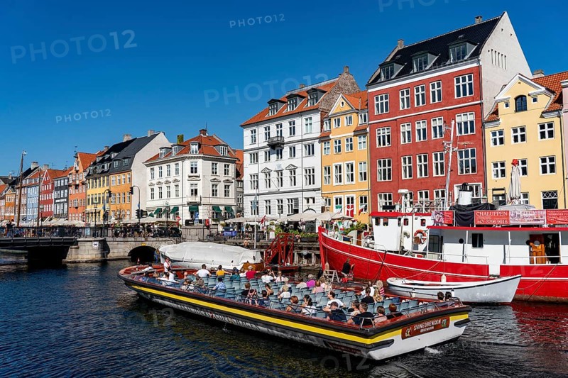 Nyhavn, in the Frederiksstaden district, canal cruise, harbour district with houses over 300 years old, promenade with many cafés, pubs, restaurants, canal, tourist attraction, Copenhagen, Denmark, Europe