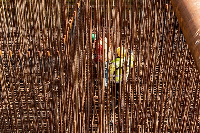 Construction site, reinforced concrete construction site, workers erect a mesh of reinforcing bars, serves as reinforcement for reinforced concrete parts, such as a bridge foundation here, North Rhine-Westphalia, Germany, Europe