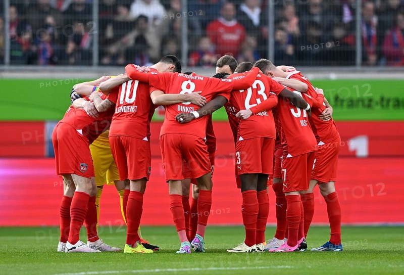 Team building, team circle in front of the start of the match, 1. FC Heidenheim 1846 FCH, Voith-Arena, Heidenheim, Baden-Württemberg, Germany, Europe