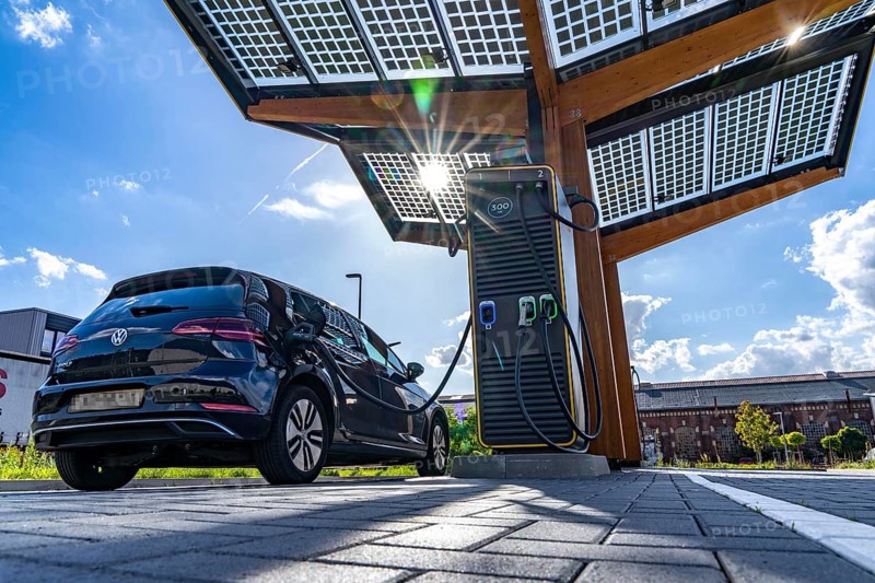 E-fuelling station on the site of the former Lohberg colliery in Dinslaken, 4 300 kW fast-charging columns, from the provider Fastend, the charging current comes from renewable energies, part of it from the photovoltaic roof of the e-fuelling station, North Rhine-Westphalia, Germany, Europe