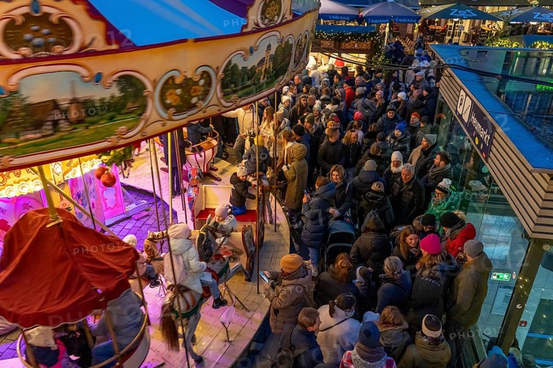 Historic horse-drawn carousel at the Christmas market on the Heumarkt in the old town of Cologne, Cologne Cathedral, Sunday shopping in Cologne city centre, 1st Advent weekend, North Rhine-Westphalia, Germany, Europe
