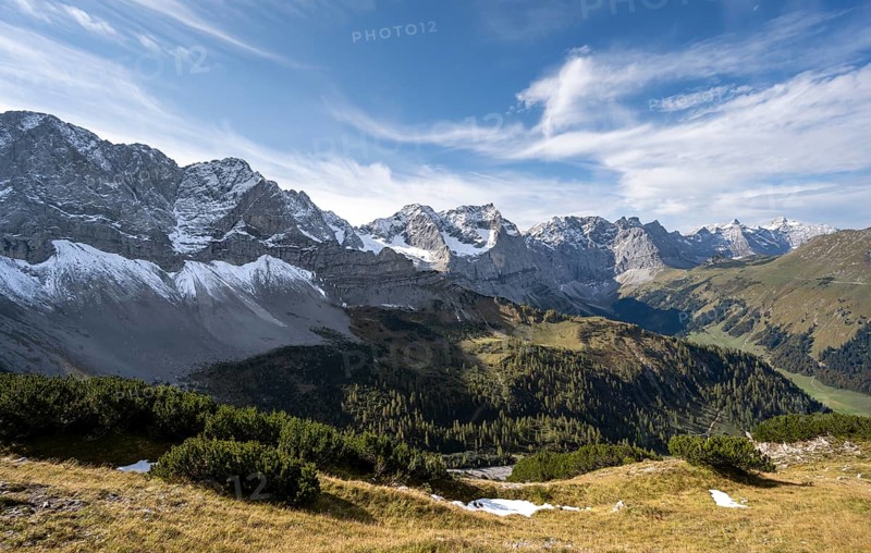 Mountain panorama with steep rocky peaks, view of Laliderspitze, Dreizinkenspitze and Spritzkarspitze peaks, Hahnkampl peak, Engtal, Karwendel, Tyrol, Austria, Europe