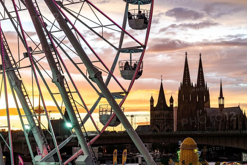 Happy Colonia funfair, Corona-compliant funfair at the Deutzer Werft, on the Rhine, Cologne Cathedral, Abendrot, Ferris wheel, a temporary amusement park of the Cologne Showmen's Association, under Corona conditions, with entrance fee and admission only with the 3-G conditions, distances, one-way street, Cologne, North Rhine-Westphalia, Germany, Europe