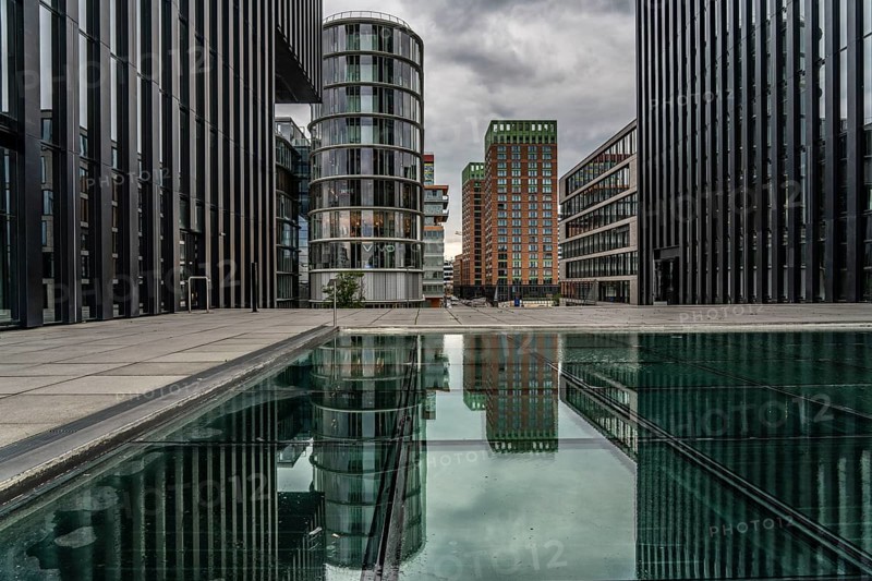 Media Harbour, Düsseldorf, at the Hyatt Hotel, harbour tip, Rhine Tower, former harbour, a mixture of offices, companies, hotels, restaurants, trendy district, nightlife district, galleries, marina, Düsseldorf, Rhineland, North Rhine-Westphalia, Germany, Europe