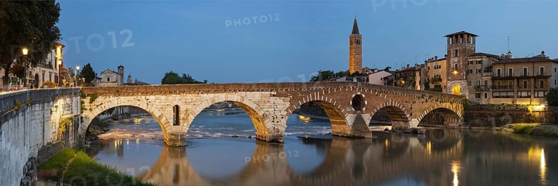 Old town with the Adige, Ponte Pietra, Verona, Adige Valley, Veneto, Italy, Europe