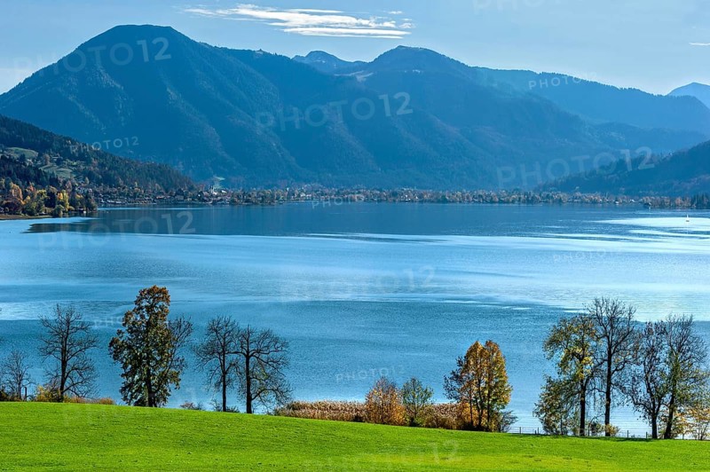 Tegernsee with Wallberg, green meadow, trees as silhouette on the shore, Mangfall mountains, Bavarian Prealps, Alps, Upper Bavaria, Bavaria, Germany, Europe