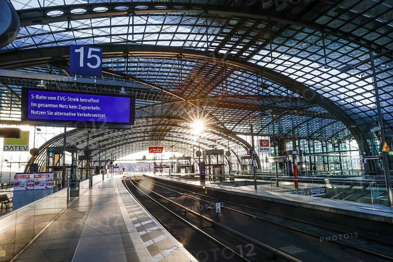 No train services and no passengers at Berlin Central Station. The trade union Verdi and the railway and transport union (EVG) are striking for 24 hours in Germany. Deutsche Bahn has suspended train services, Berlin, 27.03.2023