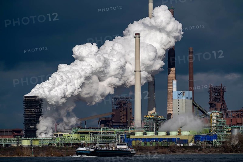 Rhine at Duisburg Bruckhausen, Marxloh, Thyssenkrupp Steel steelworks, blast furnaces, sintering plant, discharge plume of the Schwelgern coking plant, Duisburg, North Rhine-Westphalia, Germany, Europe