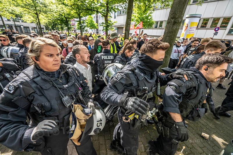 Riots in the run-up to the AFD party conference in Essen, demonstrators try to prevent AFD delegates from entering the Grugahalle, they are led through the demonstrators by a massive police contingent, there were many scuffles, Essen, North Rhine-Westphalia, Germany, Europe