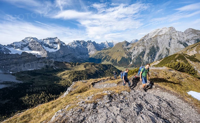 Two mountaineers on a hiking trail, mountain panorama with rocky steep peaks, view of summits Laliderspitze, Dreizinkenspitze and Spritzkarspitze, hike to the summit of Hahnkampl, Engtal, Karwendel, Tyrol, Austria, Europe