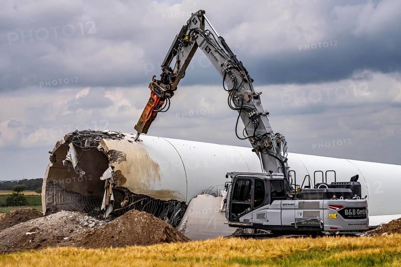 Demolished tower of a 20 year old wind turbine, in the Werl wind farm, 5 old Enercon E-66 turbines are demolished, 2 new Siemens SG6.6-170 wind turbines replace them, the 2 new wind turbines produce twice as much energy, 12 MW power, as the 5 old wind turbines, called repowering, demolition work, Werl, North Rhine-Westphalia, Germany, Europe