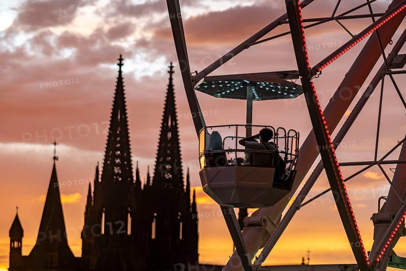 Happy Colonia funfair, Corona-compliant funfair at the Deutzer Werft, on the Rhine, Cologne Cathedral, Abendrot, Ferris wheel, a temporary amusement park of the Cologne Showmen's Association, under Corona conditions, with entrance fee and admission only with the 3-G conditions, distances, one-way street, Cologne, North Rhine-Westphalia, Germany, Europe