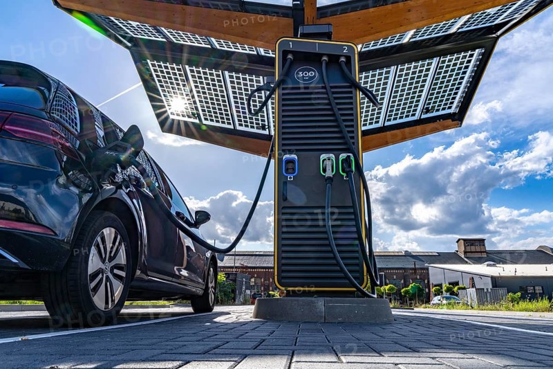 E-fuelling station on the site of the former Lohberg colliery in Dinslaken, 4 300 kW fast-charging columns, from the provider Fastend, the charging current comes from renewable energies, part of it from the photovoltaic roof of the e-fuelling station, North Rhine-Westphalia, Germany, Europe