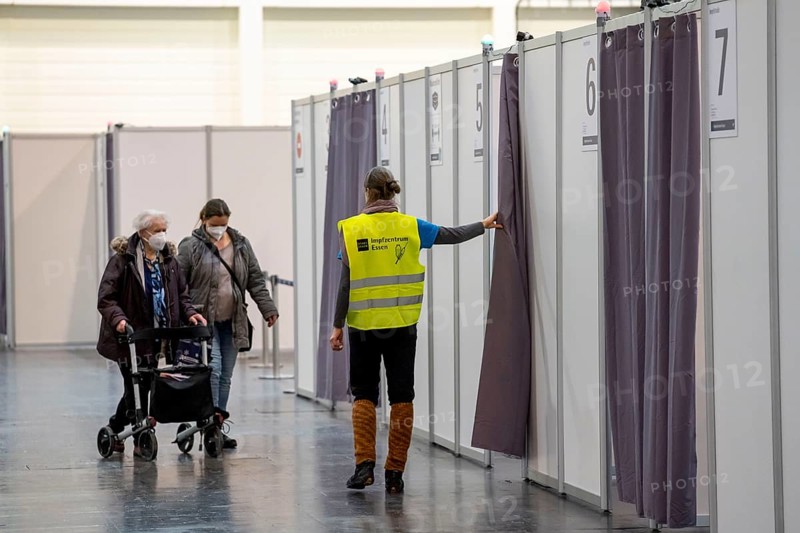 Start in the vaccination centre for corona vaccinations, in a hall of Messe Essen, for people over 80 years of age who do not live in nursing homes, access to the vaccination booths, vaccination routes for a daily vaccination of up to 2400 people, operated by the Association of Statutory Health Insurance Physicians, Essen, North Rhine-Westphalia, Germany, Europe