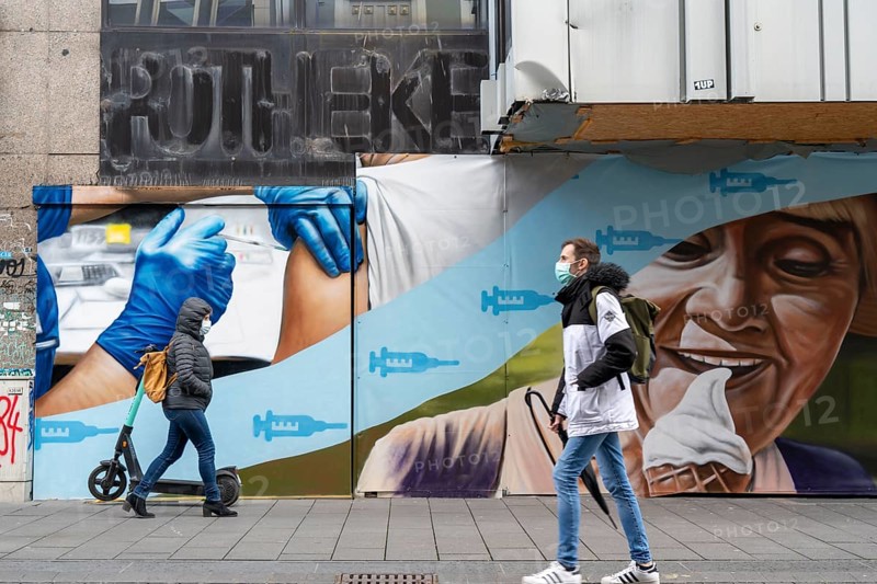 Mural on a vacant commercial building thematising the corona crisis, vaccination and freedom after vaccination, Bochum city centre, during the third corona crisis lockdown, KortumstraÃŸe, Bochum, North Rhine-Westphalia, Germany, Europe