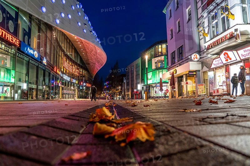 Christmas lockdown in the Corona crisis, empty shopping street, closed shops, hardly any passers-by, Limbecker StraÃŸe, Essen, North Rhine-Westphalia, Germany, Europe