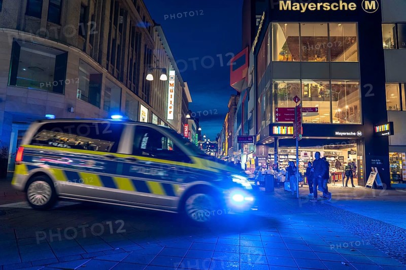 Police patrol car, on the way to an operation in the city centre, shopping street Westenhellweg, shopping street, pedestrian zone, full, many people shopping, during the second lockdown in the Corona crisis, Dortmund, North Rhine-Westphalia, Germany, Europe