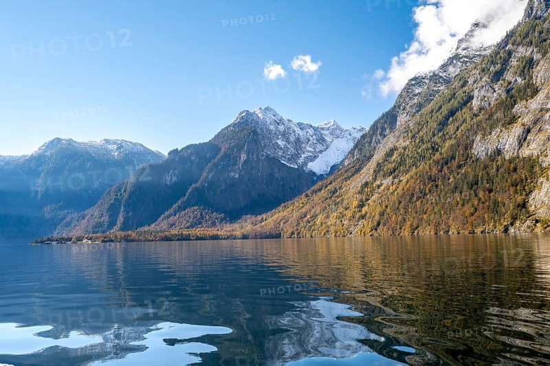 Königssee with Watzmann massif, autumnal mountain landscape reflected in the lake, Berchtesgaden National Park, Berchtesgadener Land, Upper Bavaria, Bavaria, Germany, Europe