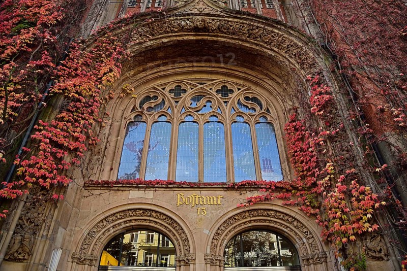 Europe, Germany, Hamburg, Rotherbaum, architecture, facade post office building, former telecommunications building in SchlüterstraÃŸe, facade growth, Wild Vine, autumn, post office 13, entrance portal, Europe