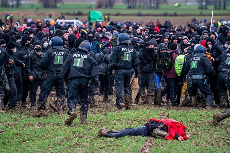 Violent clashes between thousands of demonstrators and the police, after a demonstration against the demolition of the brown coal village of Lützerath, the demonstration participants try to get to the rest of the village, Lützerah, and storm it, the police prevent this with a large contingent of forces, Erkelenz, North Rhine-Westphalia, Germany, Europe