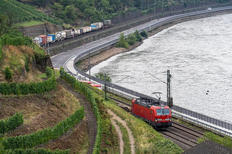 Upper Middle Rhine Valley, railway line on the right bank of the Rhine, goods train line, up to 400 freight trains run here within 24 hours, on both sides, through the Rhine Valley, directly through villages and close to buildings, vineyard, near the village of Lorch, Hesse, Germany, Europe
