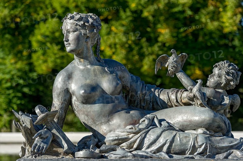 Mythological female figure at the edge of the Fama Fountain, Fama Fountain, fountain, fountain, water parterre, New Herrenchiemsee Palace, palace park, Herreninsel, Chiemsee, Chiemgau, Upper Bavaria, Bavaria, Germany, Europe