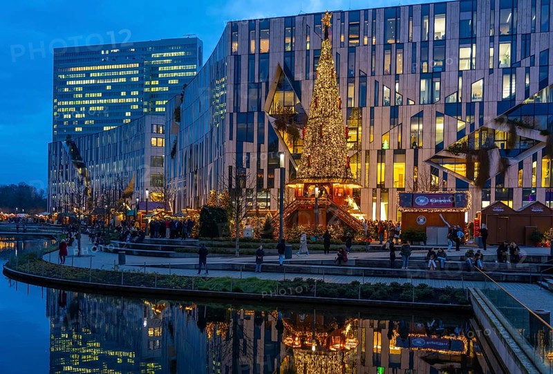Christmas market, at the Kö-Bogen shopping centre, in the city centre of Düsseldorf, at the back left the Dreischeibenhaus, North Rhine-Westphalia, Germany, Europe