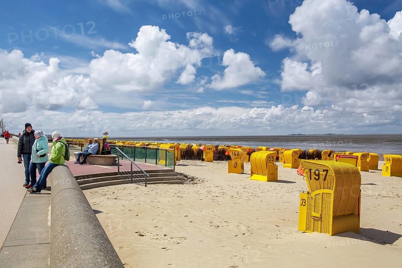 Beach promenade with beach chairs on the Wadden Sea in the district of Duhnen, North Sea spa town of Cuxhaven, North Sea coast, Elbe, Elbe estuary, Lower Saxony, Germany, Europe