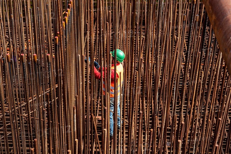 Construction site, reinforced concrete construction site, workers erect a mesh of reinforcing bars, serves as reinforcement for reinforced concrete parts, such as a bridge foundation here, North Rhine-Westphalia, Germany, Europe