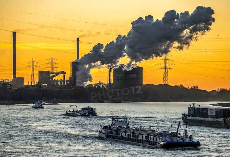 Sunset, cargo ships on the Rhine, steelworks, Hüttenwerke Krupp Mannesmann, discharge cloud of the coking plant, Duisburg, North Rhine-Westphalia, Germany, Europe
