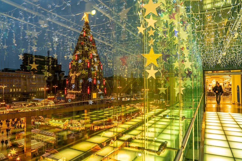 Christmas market in Dortmund, Hansaplatz, view from a pedestrian gallery between 2 department stores, onto the market with the biggest Christmas tree in the world, North Rhine-Westphalia, Germany, Europe