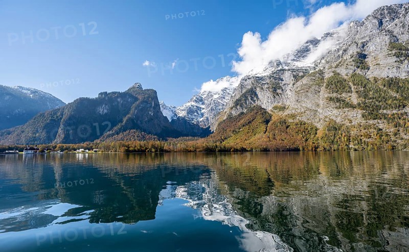 Königssee with Watzmann massif, autumnal mountain landscape reflected in the lake, Berchtesgaden National Park, Berchtesgadener Land, Upper Bavaria, Bavaria, Germany, Europe
