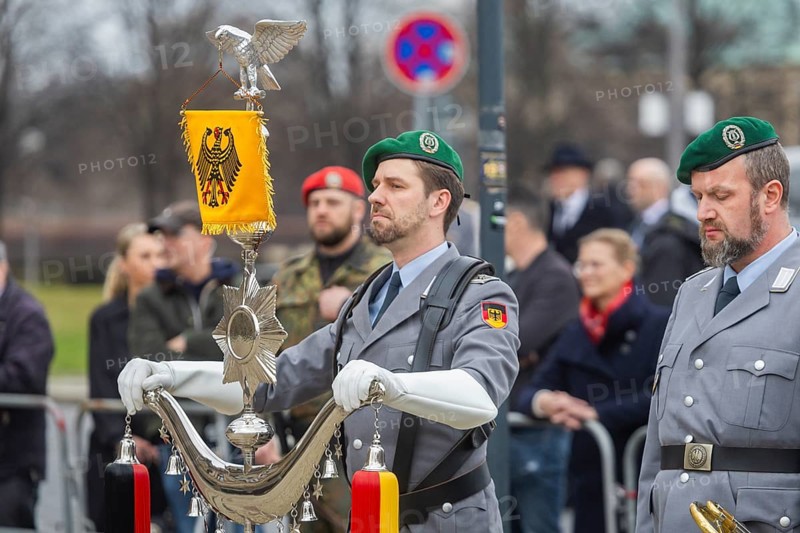 Public roll call of the Army Officers' School on Theatre Square: Bundeswehr honours and bids farewell to young soldiers, Dresden, Saxony, Germany, Europe