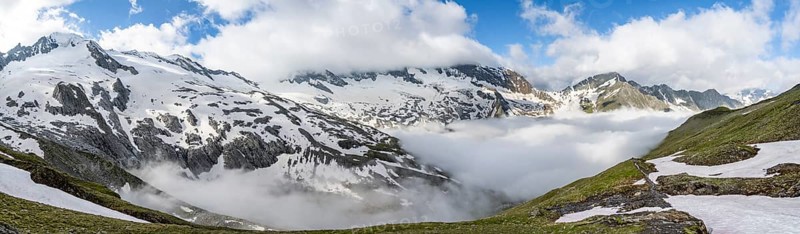 Mountain panorama with high fog in the valley, summit Hochfeiler, Hoher WeiÃŸzint and Hochsteller with glacier Schlegeiskees, summit GroÃŸer Möseler with Furtschaglkees, Berliner Höhenweg, Zillertal Alps, Tyrol, Austria, Europe