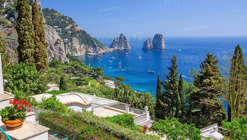 South coast with the Faraglioni rocks, the island's landmarks, Capri, Campanian Archipelago, Gulf of Naples, Tyrrhenian Sea, Campania, Italy, Europe