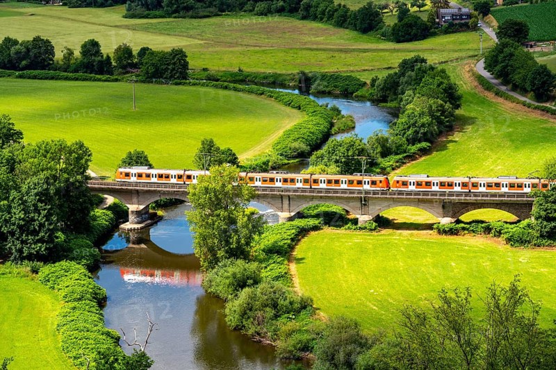 The River Sieg, between Oberauel and Blankenberg, near Hennef, bridge over the Sieg, for cyclists and railways, S-Bahn and regional railway line between Au (Sieg) and Aachen, regional transport in Oberbergisches Land, North Rhine-Westphalia, Germany, Europe