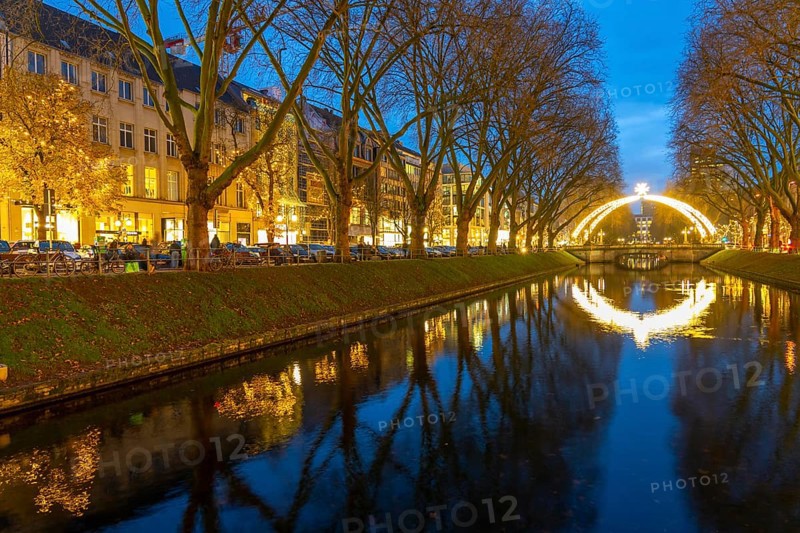 Christmas market, on Königsallee, Kö, Stadtgraben pond, Christmas lights, in the city centre of Düsseldorf, North Rhine-Westphalia, Germany, Europe