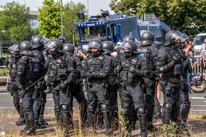 Police at the demonstration against the AFD party conference in Essen, several tens of thousands of demonstrators marched from the main railway station to the Grugahalle and on to a rally, Essen, North Rhine-Westphalia, Germany, Europe