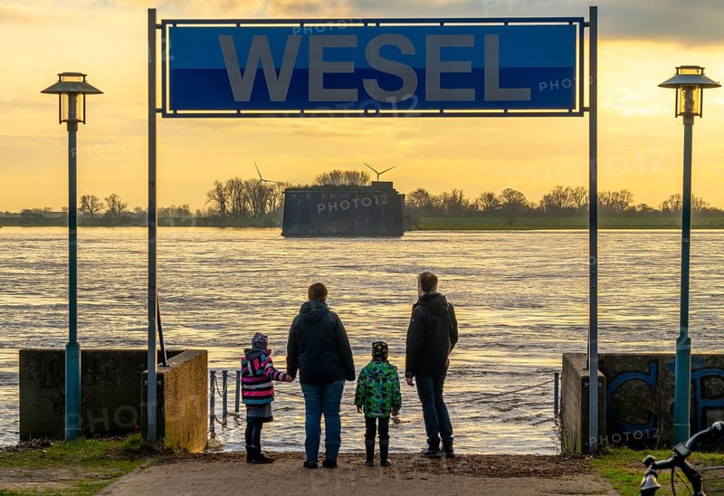 Rhine flood, riverside promenade in Wesel, the river water is already spilling onto the paths, jetty, Wesel, North Rhine-Westphalia, Germany, Europe