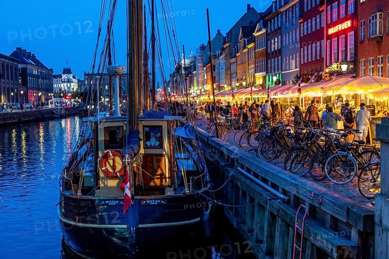 Nyhavn, in the Frederiksstaden district, in the evening, harbour district with houses over 300 years old, promenade with many cafés, pubs, restaurants, canal, tourist attraction, Copenhagen, Denmark, Europe