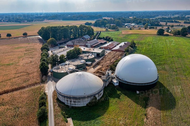 Biogas plant, gas storage, with dome, fermenter tanks for the fermentation process, use of solid manure as energy source, on a farm near Lippling, close to Delbrück in East Westphalia, in the district of Paderborn, 1.5 megawatts of electrical power, production of district heating for homes in the region, North Rhine-Westphalia, Germany, Europe